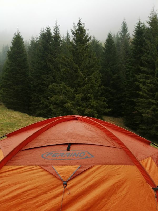 tenda in montagna con pioggia