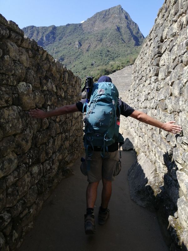 Davide con lo zaino a Machu Picchu