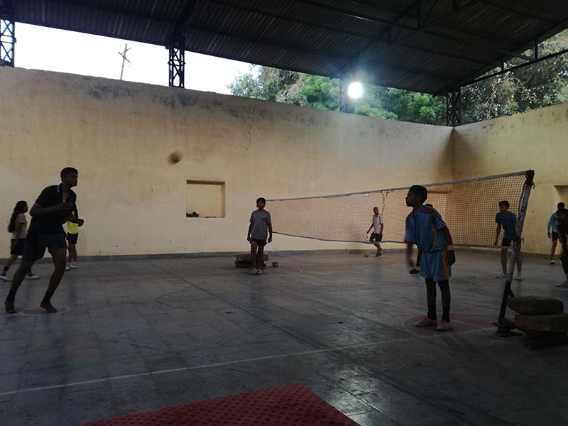 Ragazzi indiani si allenano a sepak takraw
