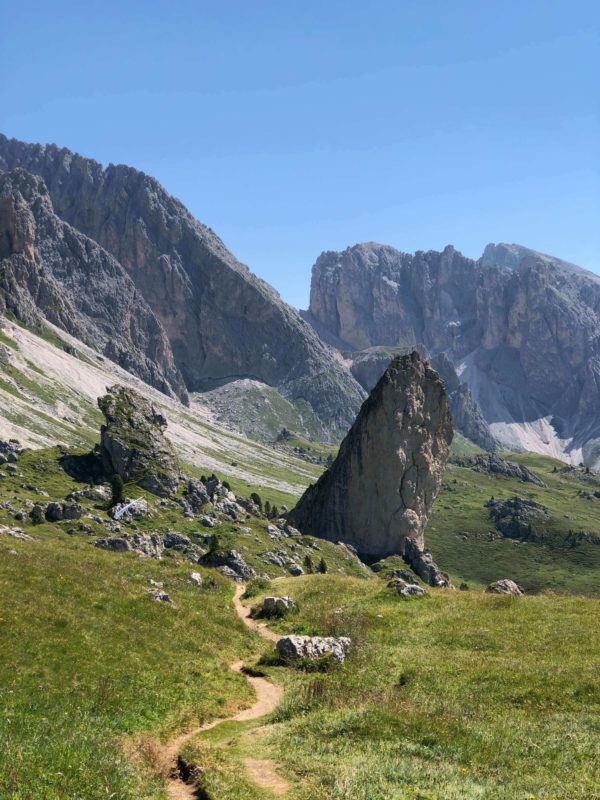 L'ambiente di massi salendo a malga Pieralongia