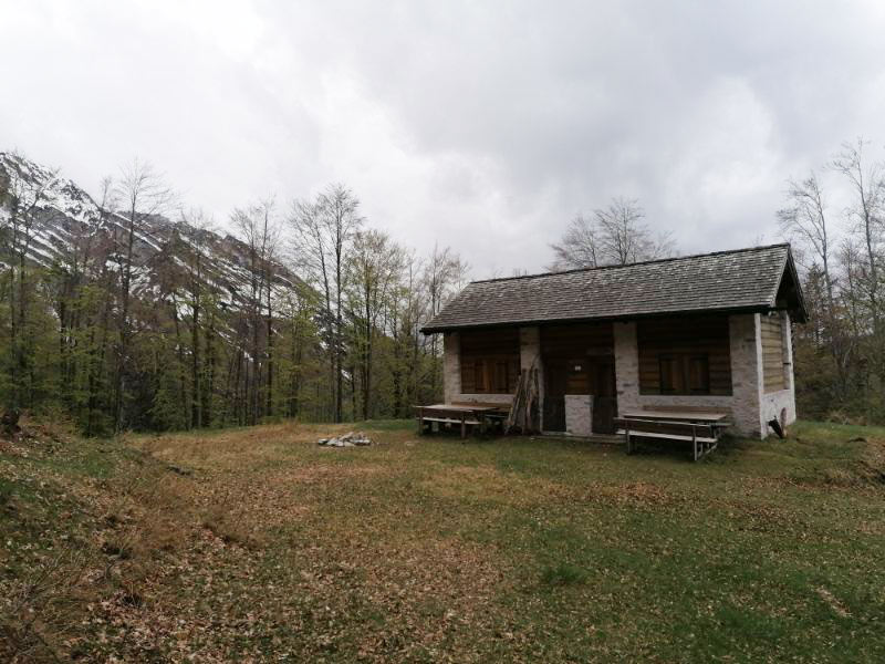 Bivacco Le Mandre in un giorno di pioggia