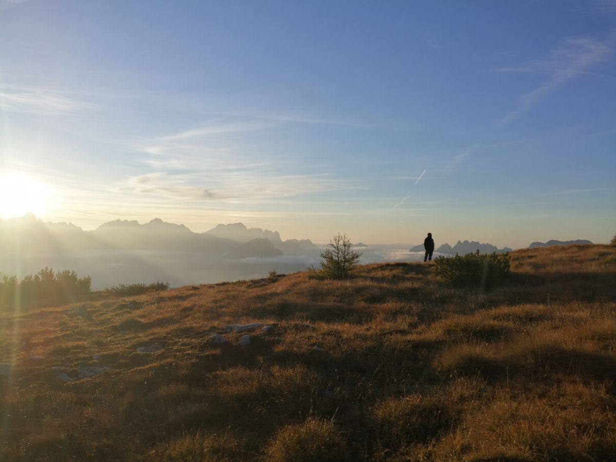 Davide di fronte alle Dolomiti all'alba