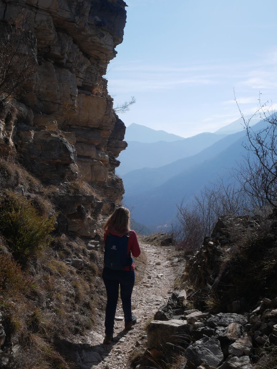 Silvia sul sentiero dei ciclamini