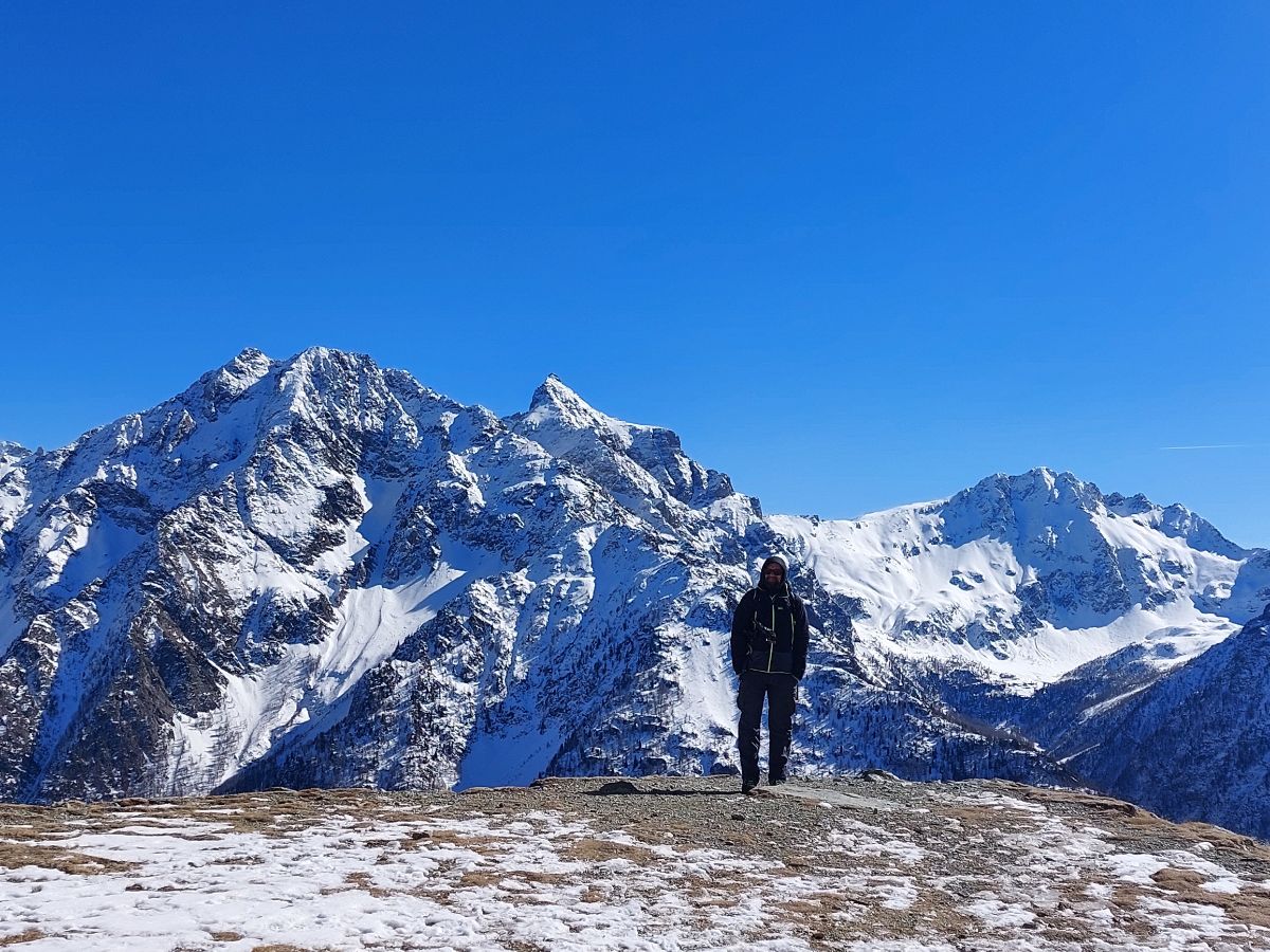 Davide di fronte al panorama della Valpelline
