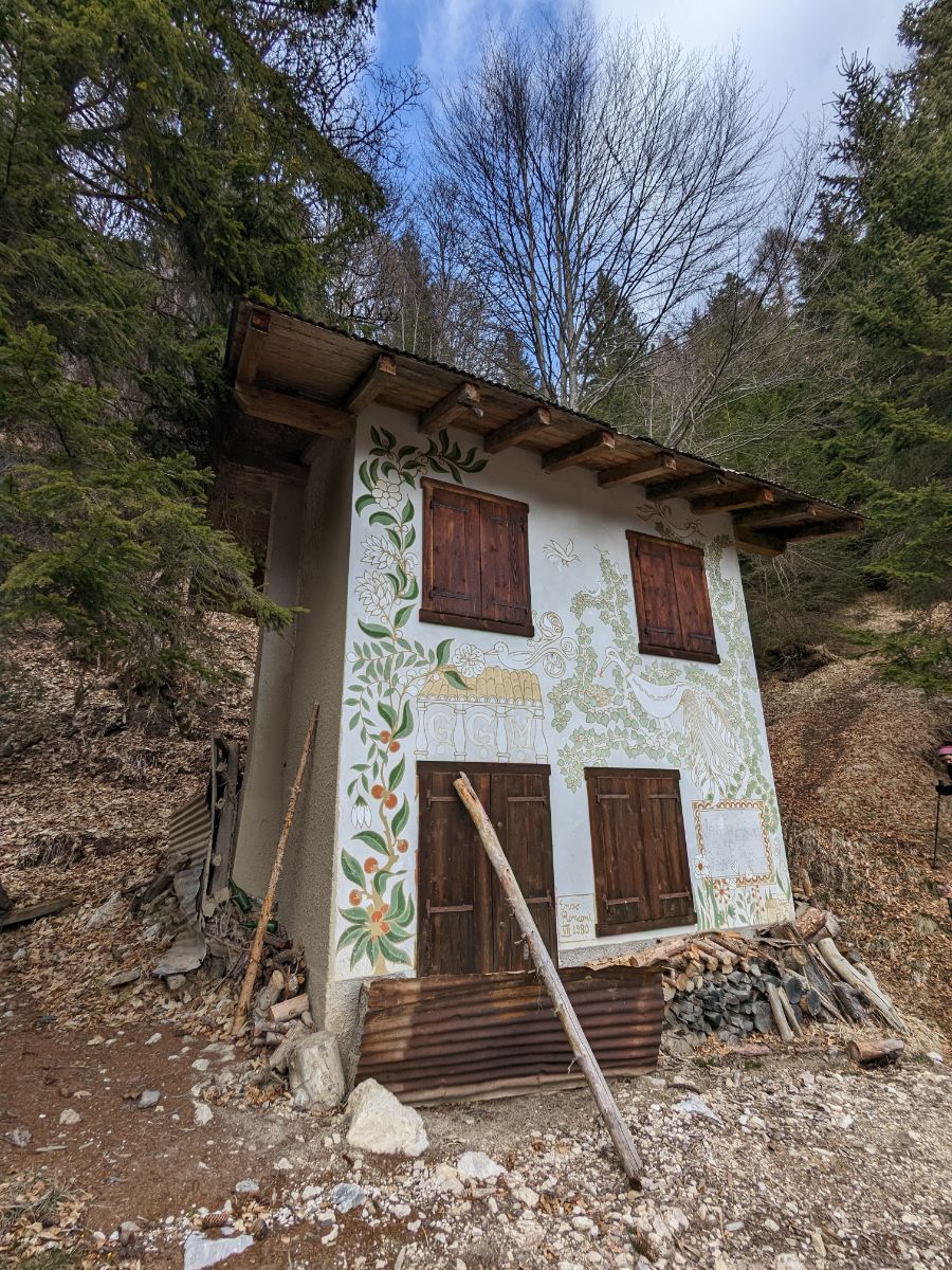 Strani affreschi verso Tuoro