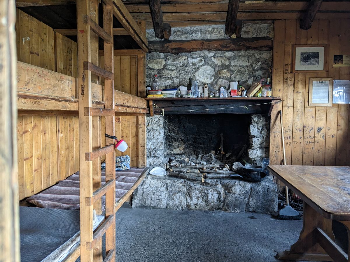interno del Bivacco Angelini