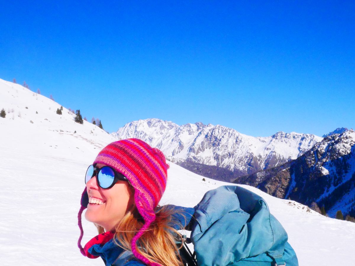 Silvia sale alla Tsa di Flassin con scialpinismo