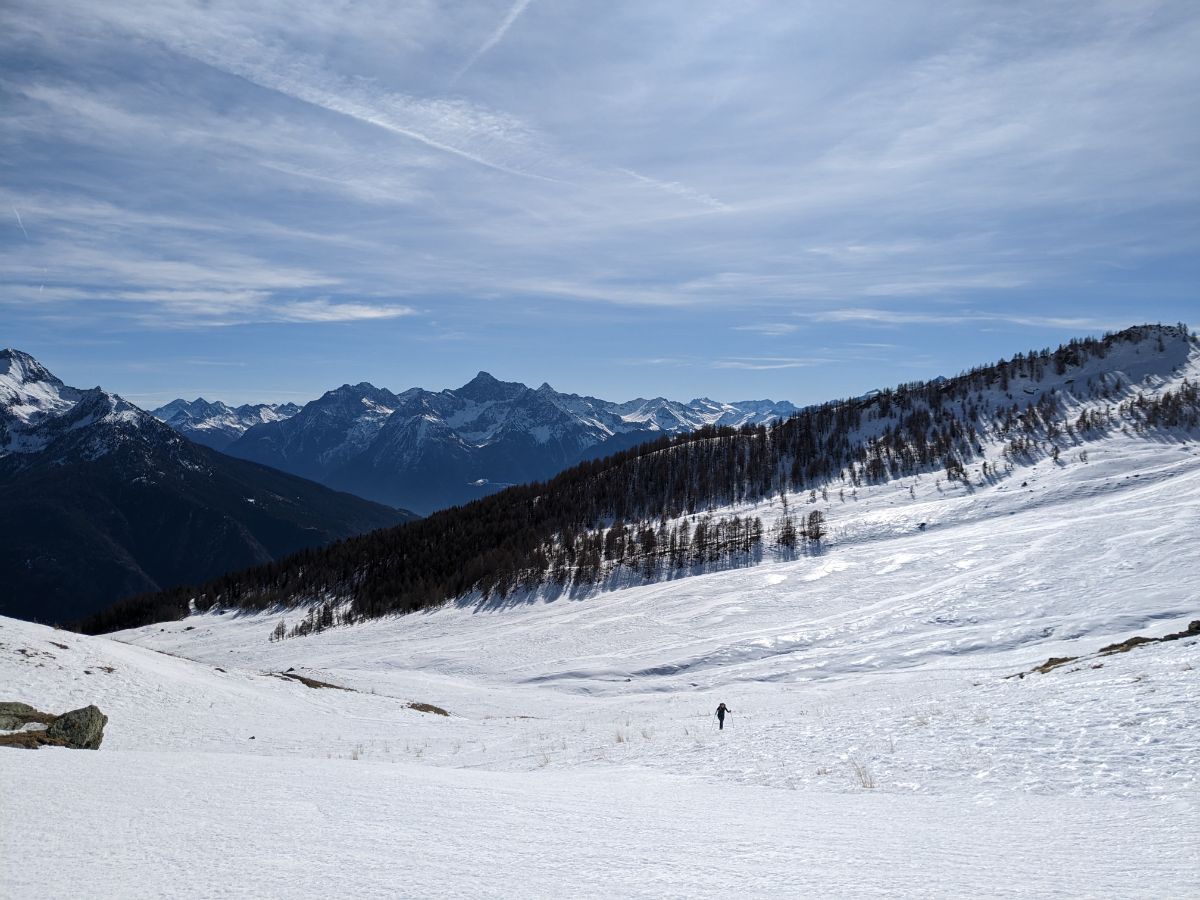 Silvia sale con vista della conca Champillon
