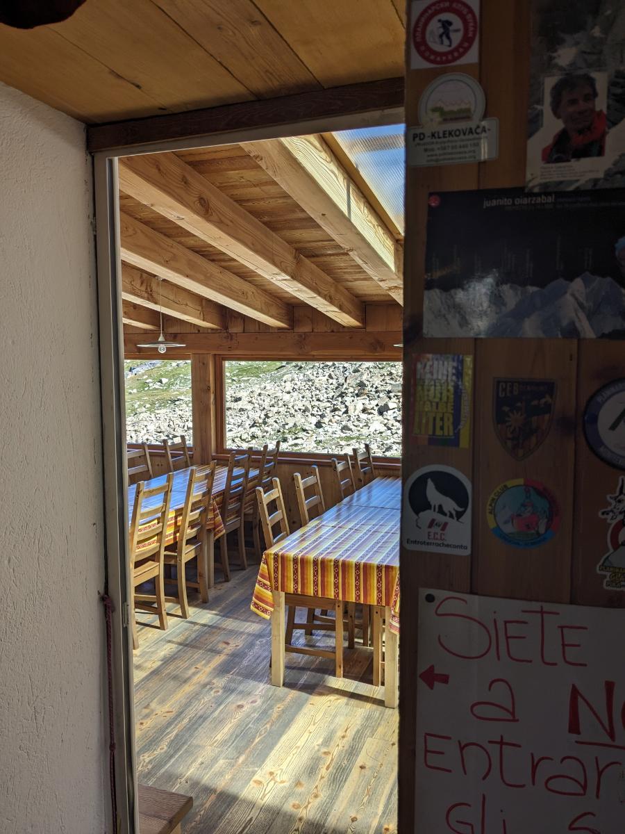 interno del rifugio Vittorio Emanuele