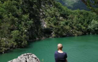 Davide lungo il sentiero naturalistico Val Falcina