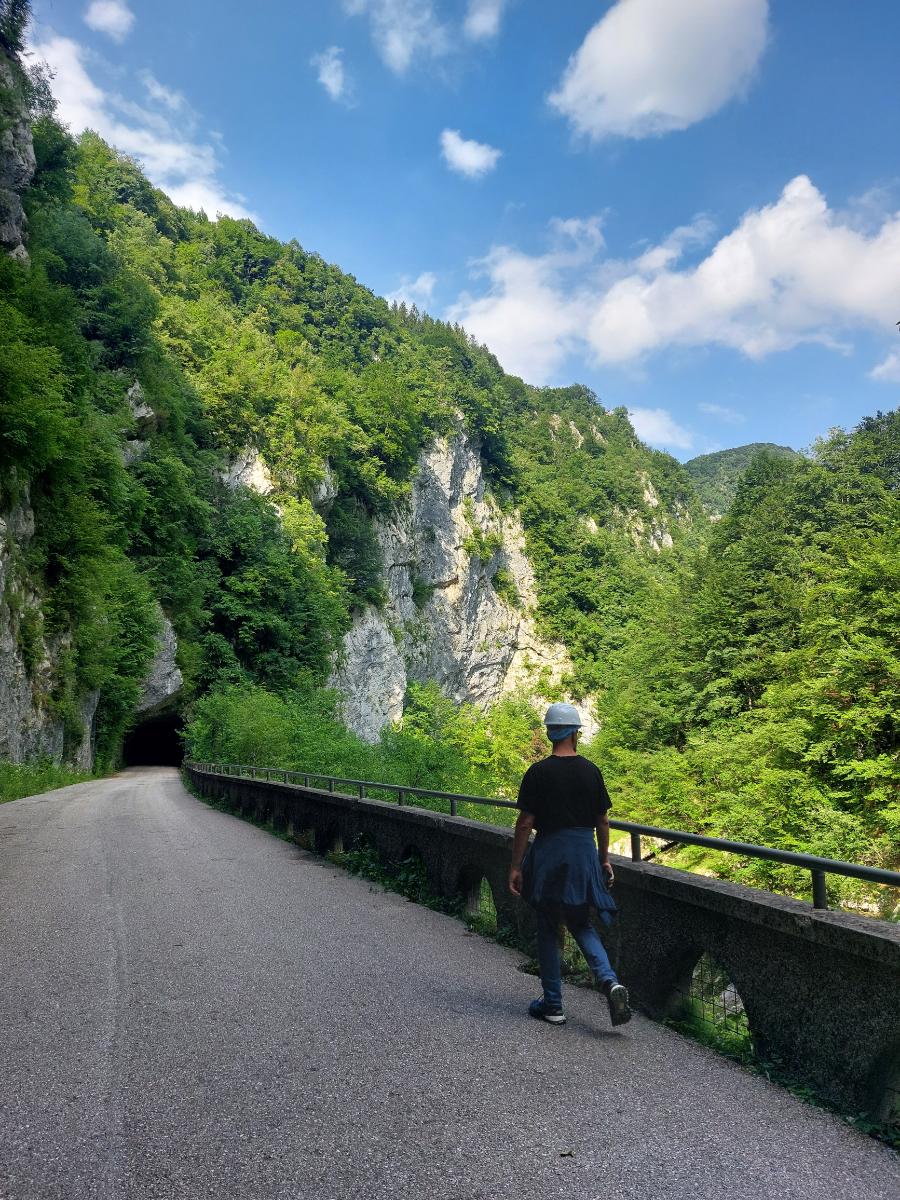 Davide-strada-vecchia-valcellina Davie lungo la strada vecchia della Valcellina