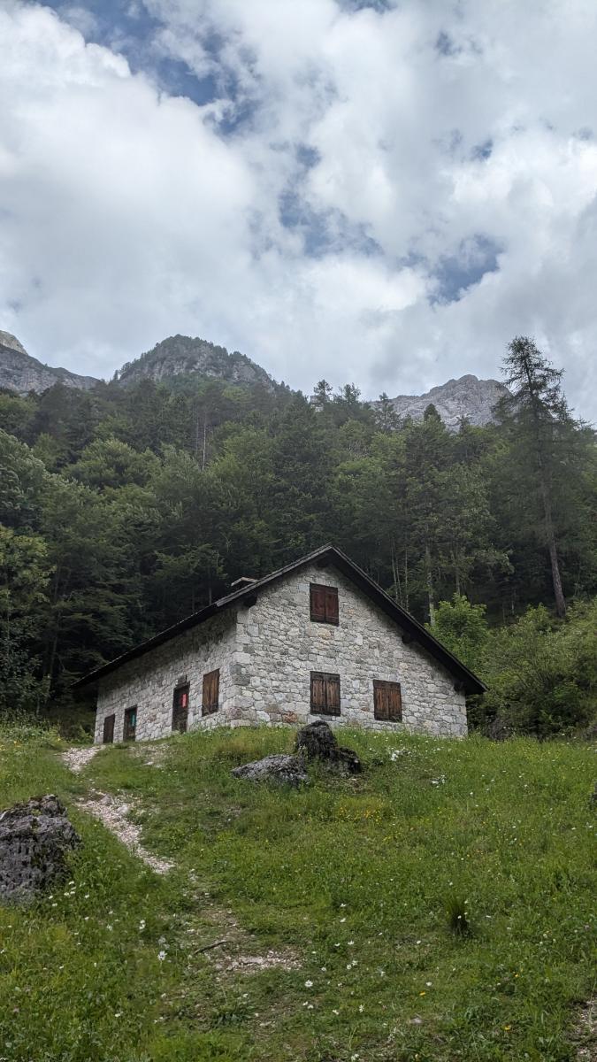 Sentiero-per-Casera-Podestine sentiero per Casera Podestine