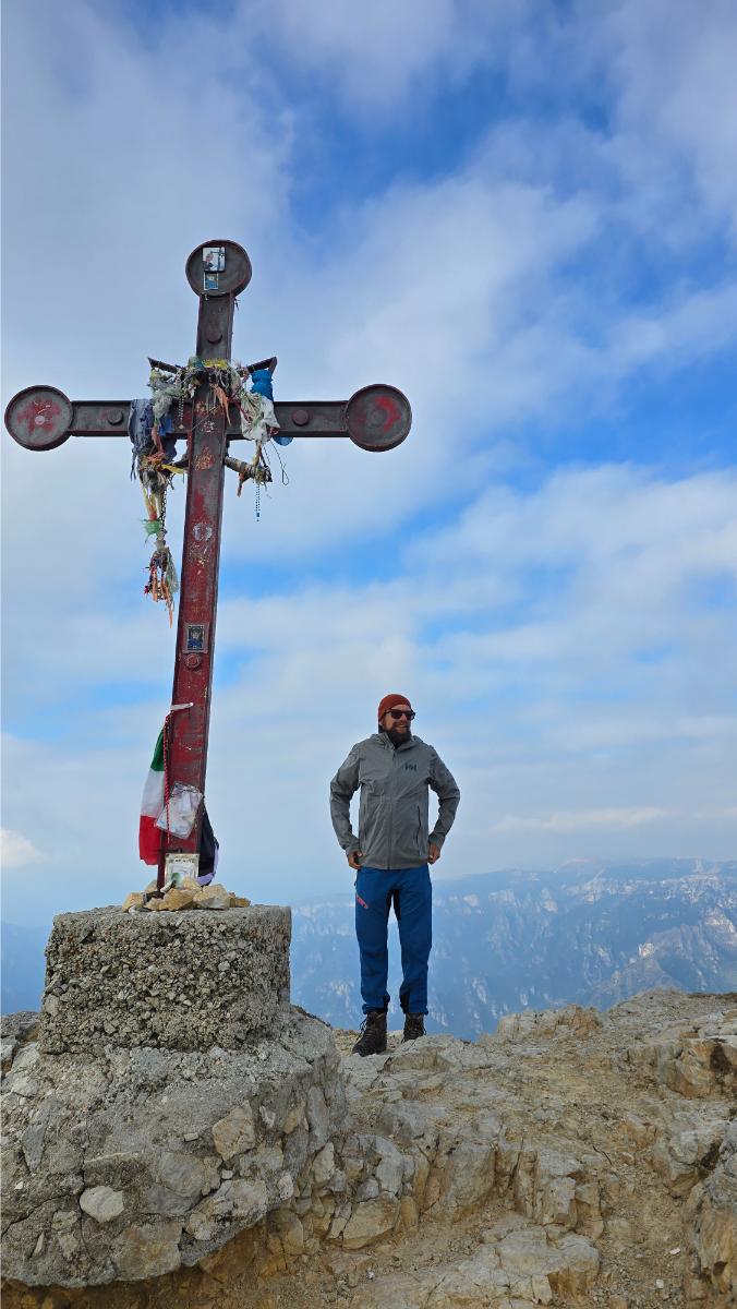 davide-croce-cima-carega Davide con la croce di Cima Carega