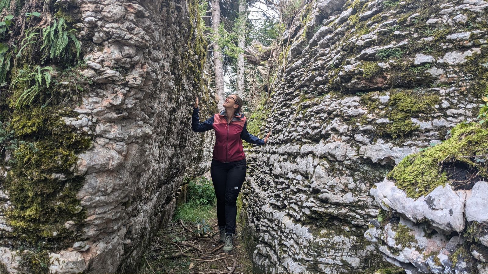 Guida all'anello del Monte Corno a Lusiana - Silvia nel labirinto di roccia